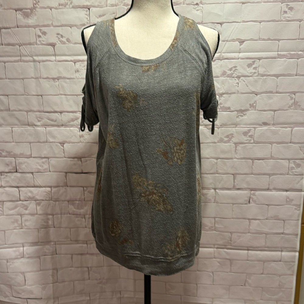 Medium slit sleeve shirt with rose pattern